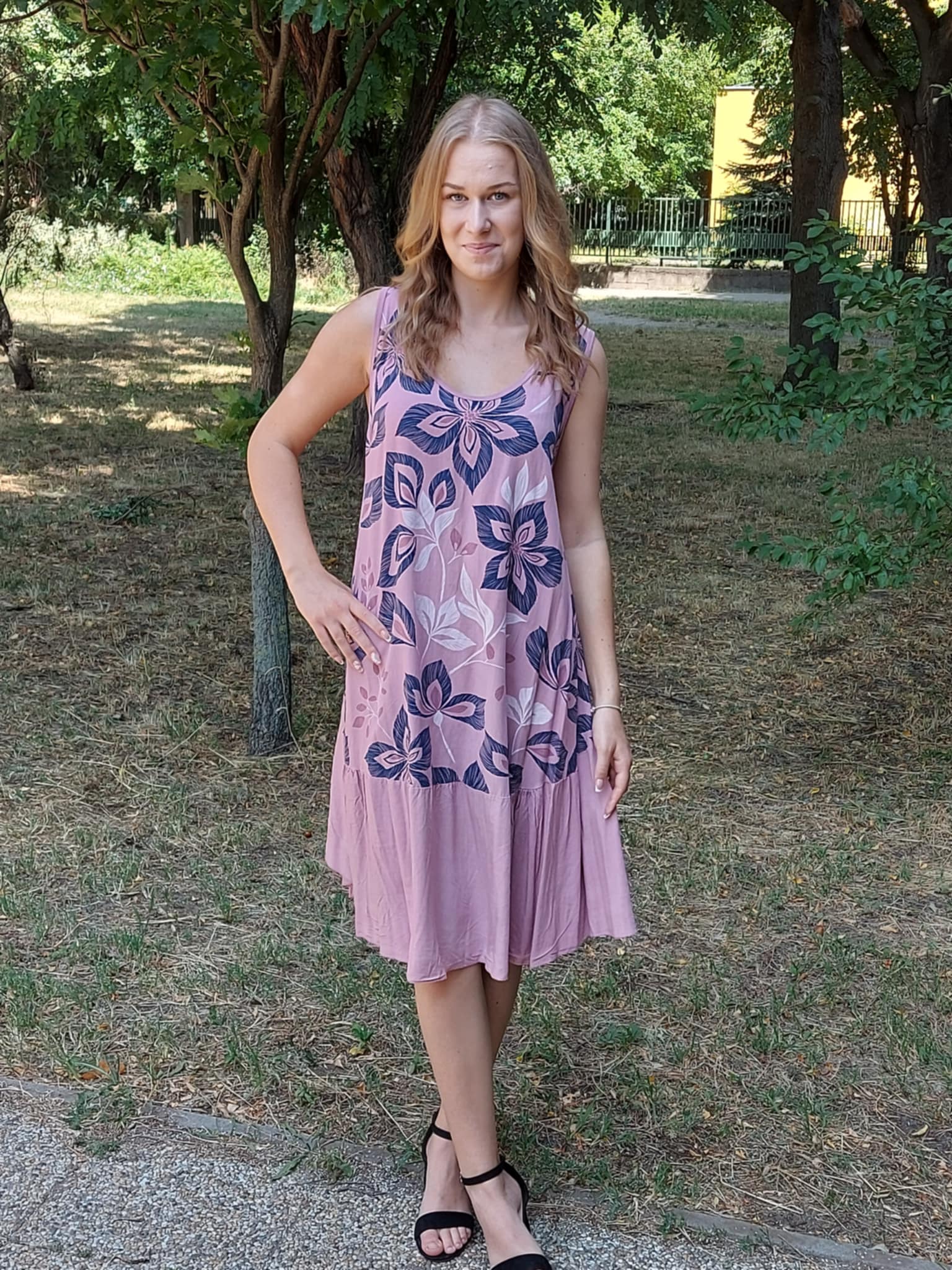 Virágmintás nyári női ruha – ujjatlan, buborékfazon (M–XXL)