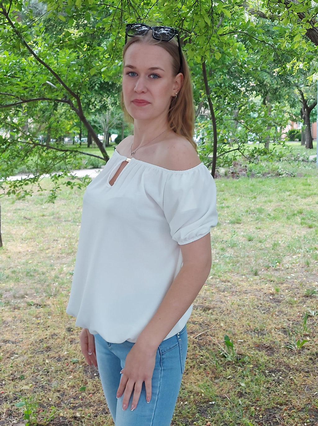 Rövid ujjú gumis aljú női felső