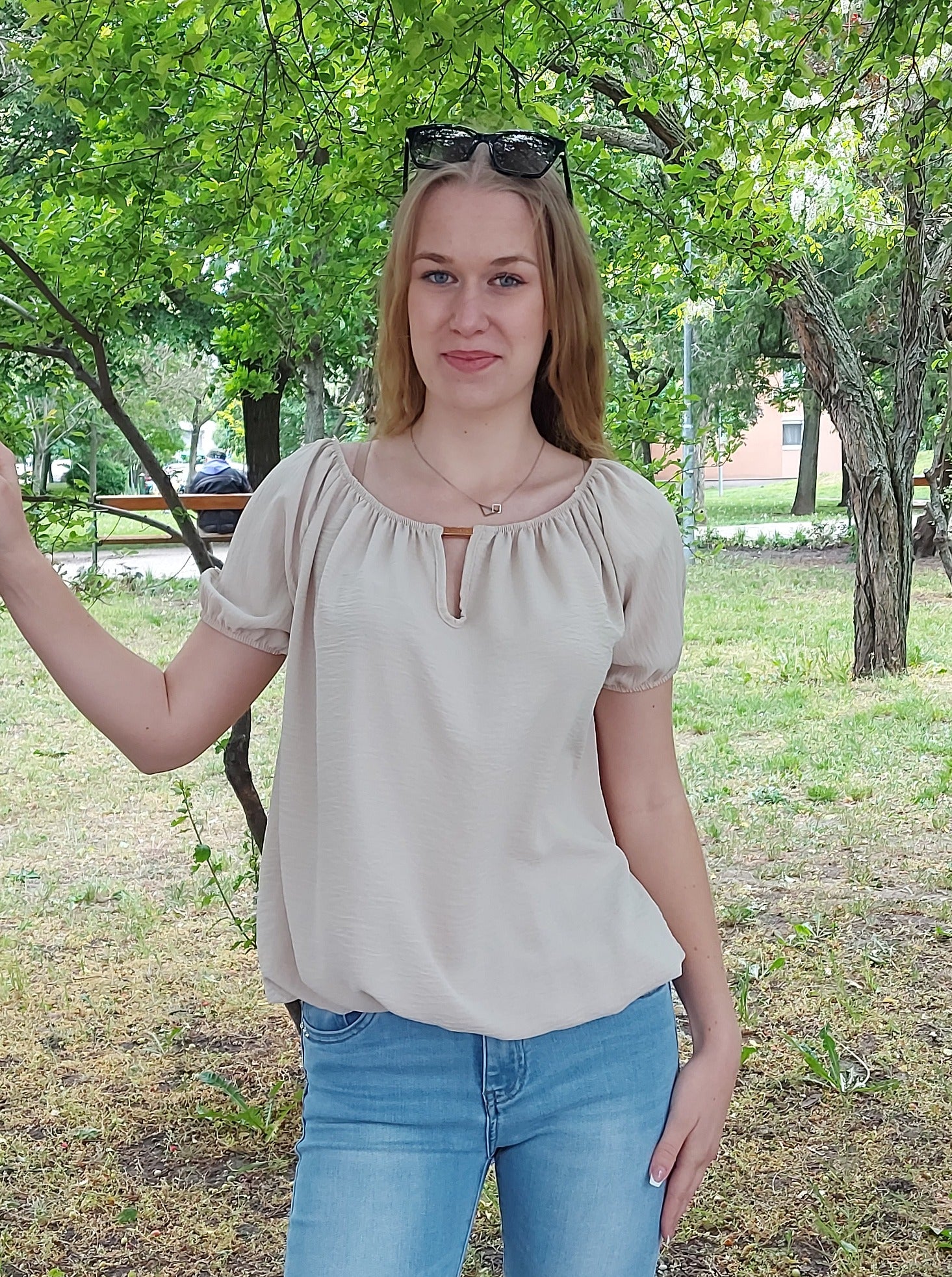 Rövid ujjú gumis aljú női felső