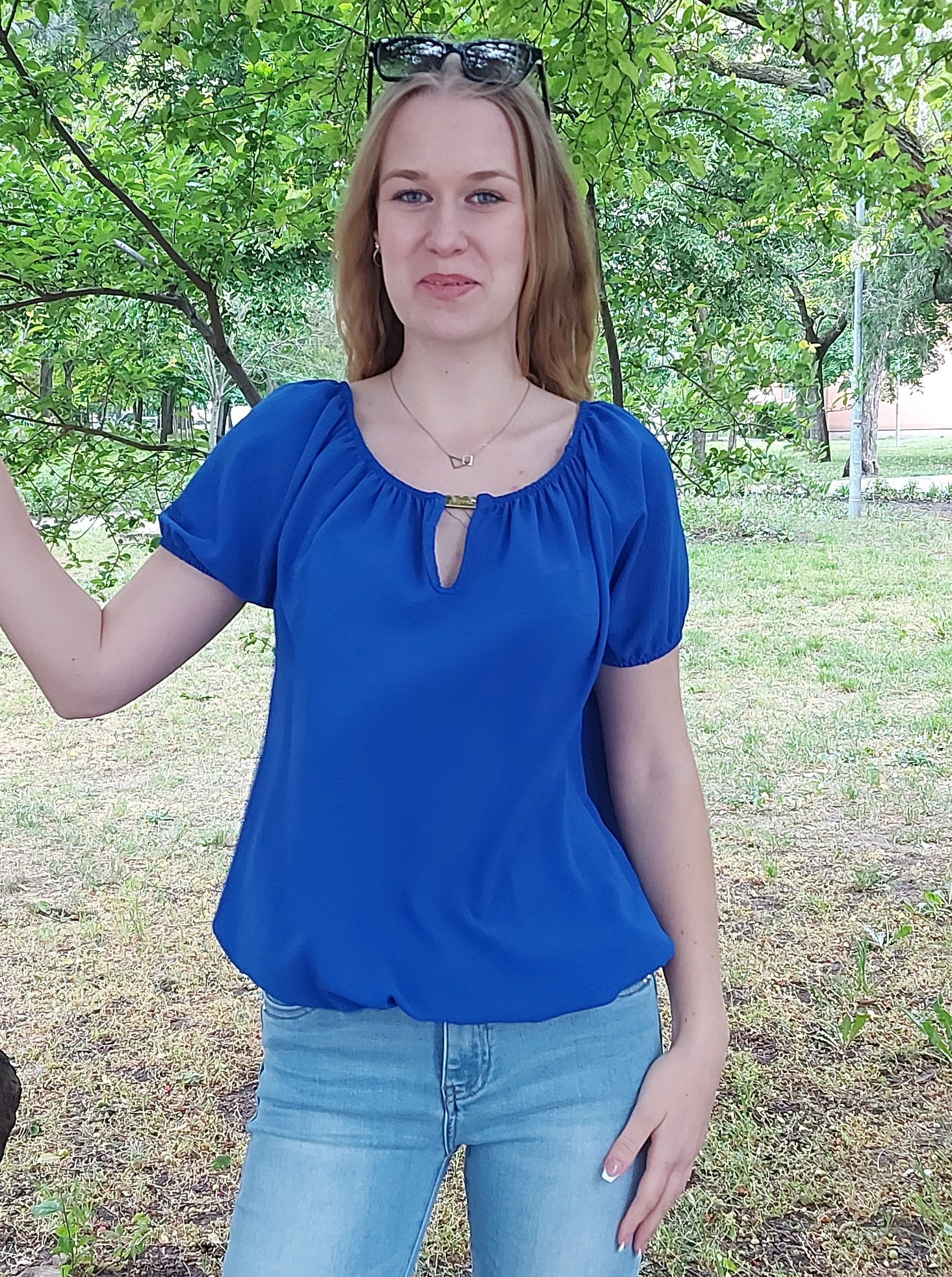 Rövid ujjú gumis aljú női felső