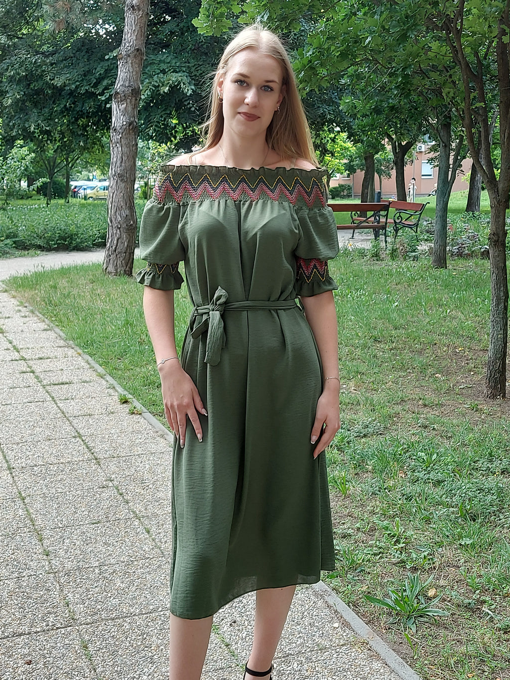 Vállra húzható női ruha