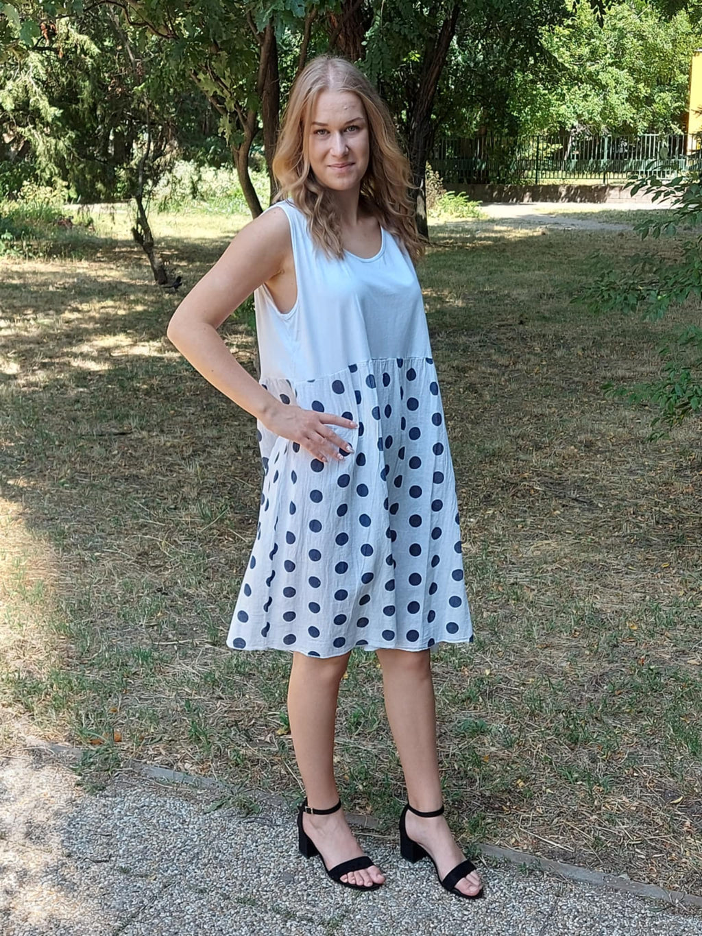 Ujjatlan pamut női ruha – pöttyös szoknyarésszel (M–2XL)