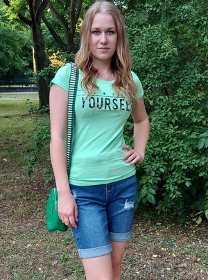 Open image in slideshow, Feliratos almazöld női póló
