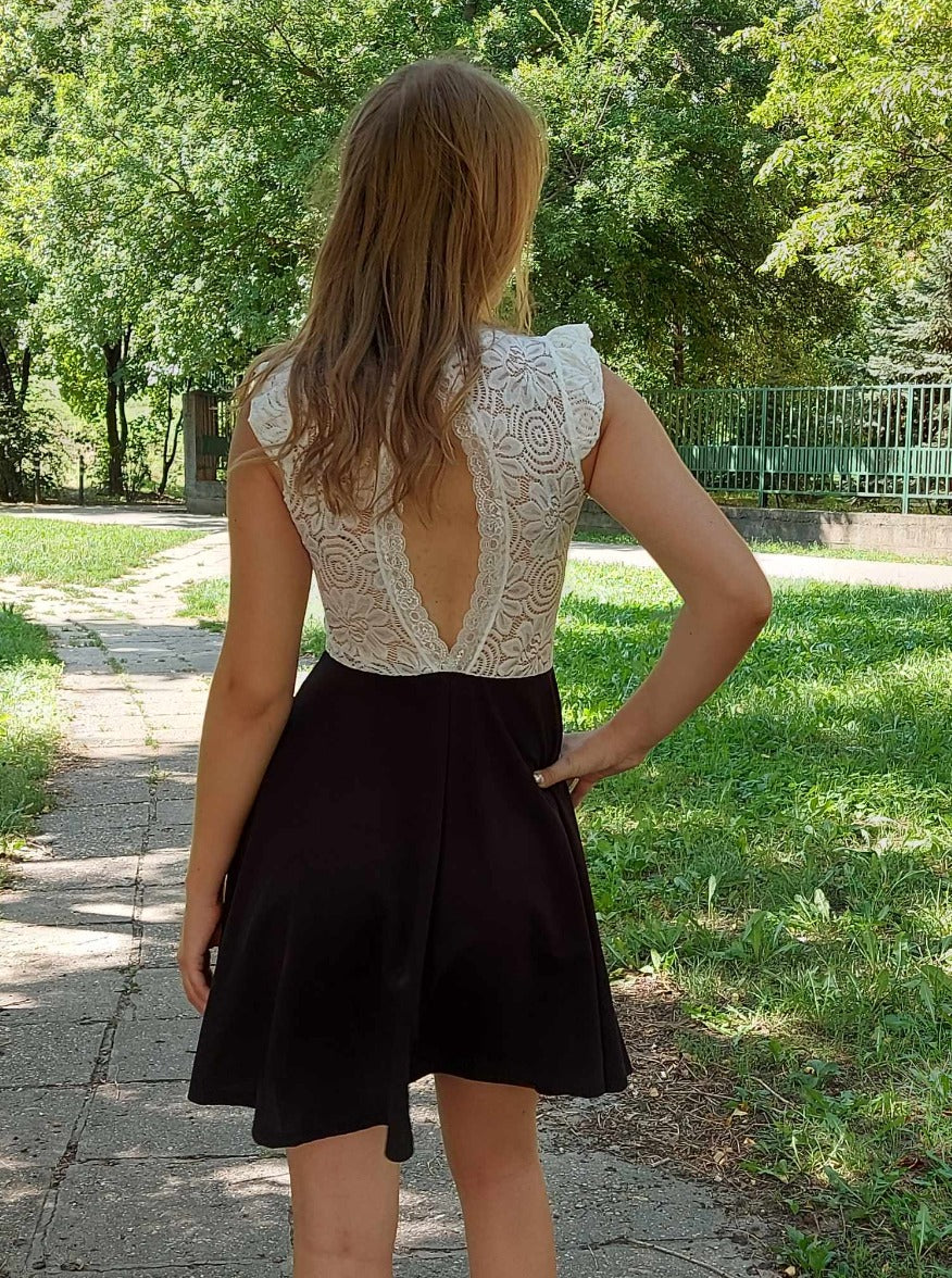 Ujjatlan alkalmi női ruha, csipke felsőrésszel (fekete-fehér)