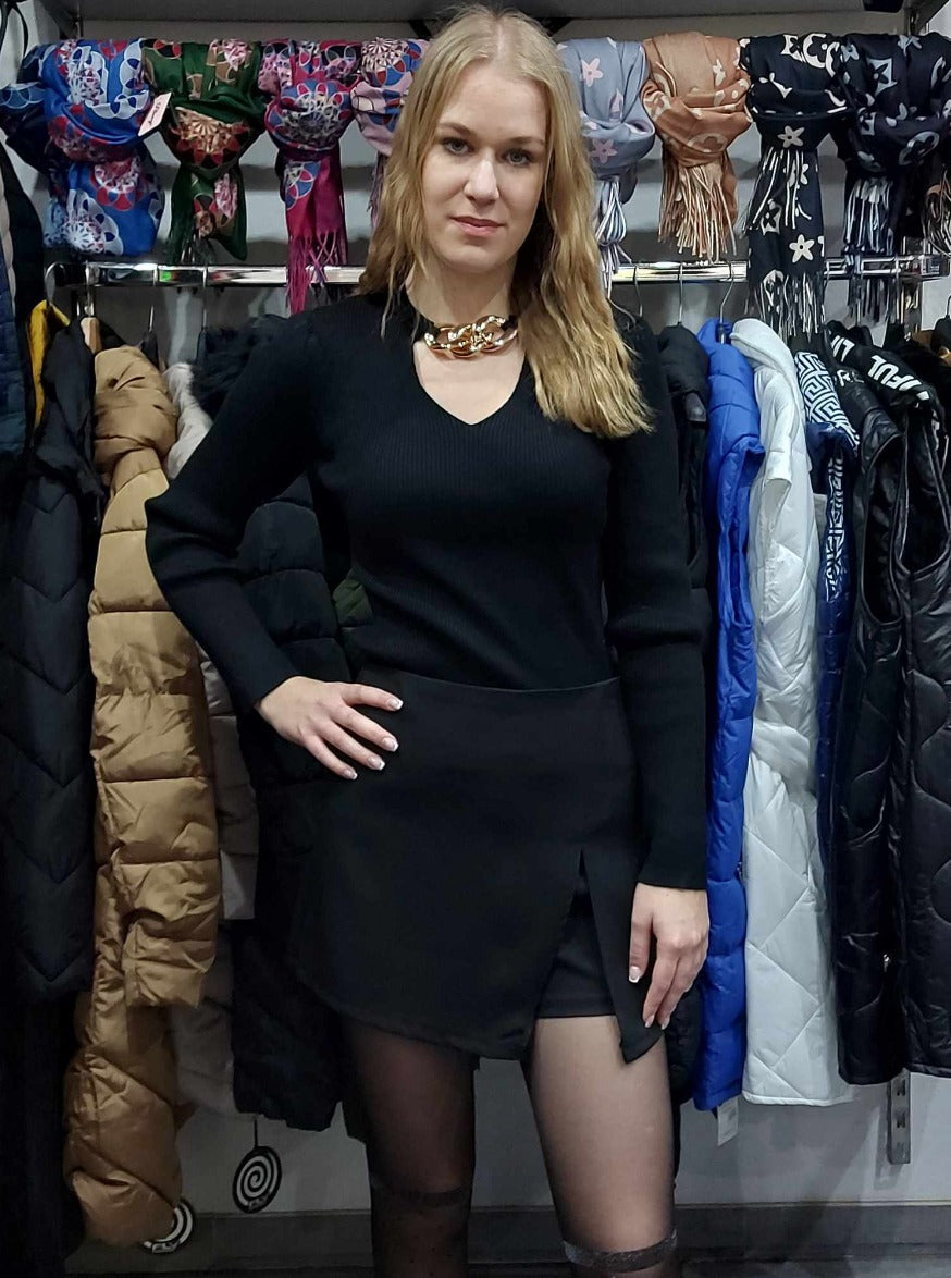 Kötött női felső, arany színű kiegészítővel