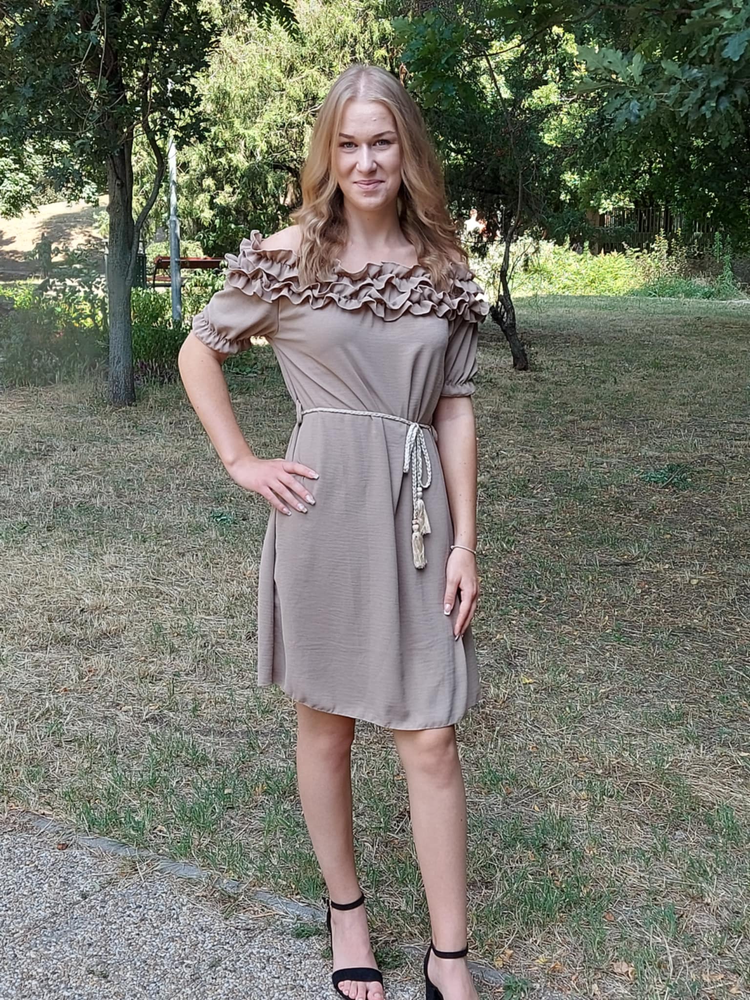 Fodros nyakú, vállra húzható női ruha fonott övvel – nőies megjelenés minden alkalomra(S-XL)