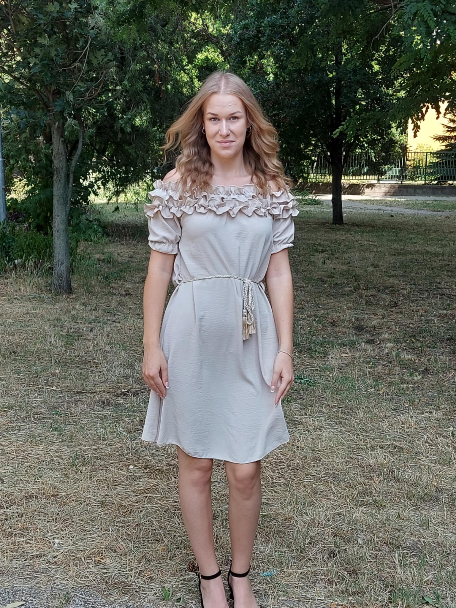 Fodros nyakú, vállra húzható női ruha fonott övvel – nőies megjelenés minden alkalomra(S-XL)