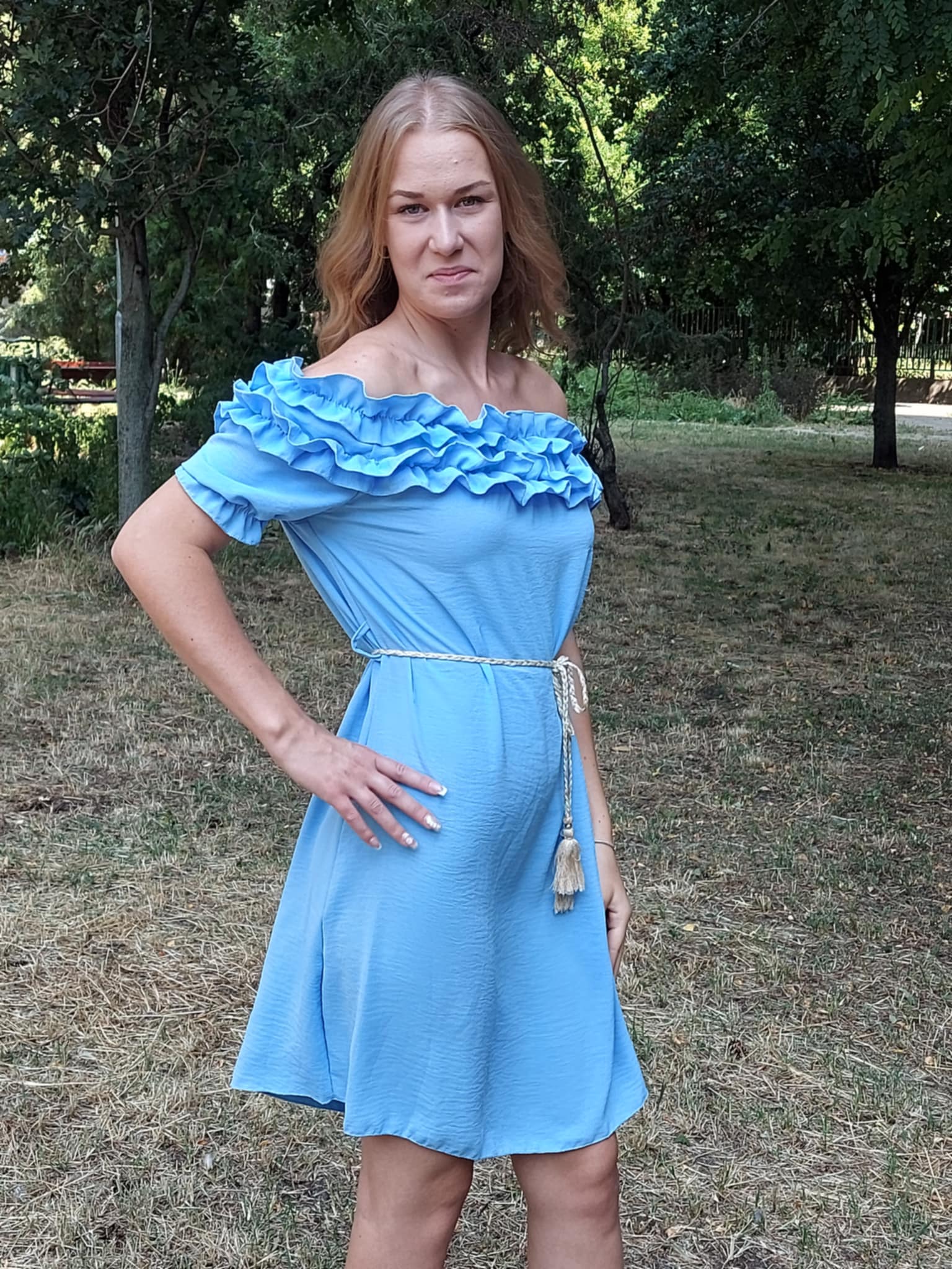 Fodros nyakú, vállra húzható női ruha fonott övvel – nőies megjelenés minden alkalomra(S-XL)