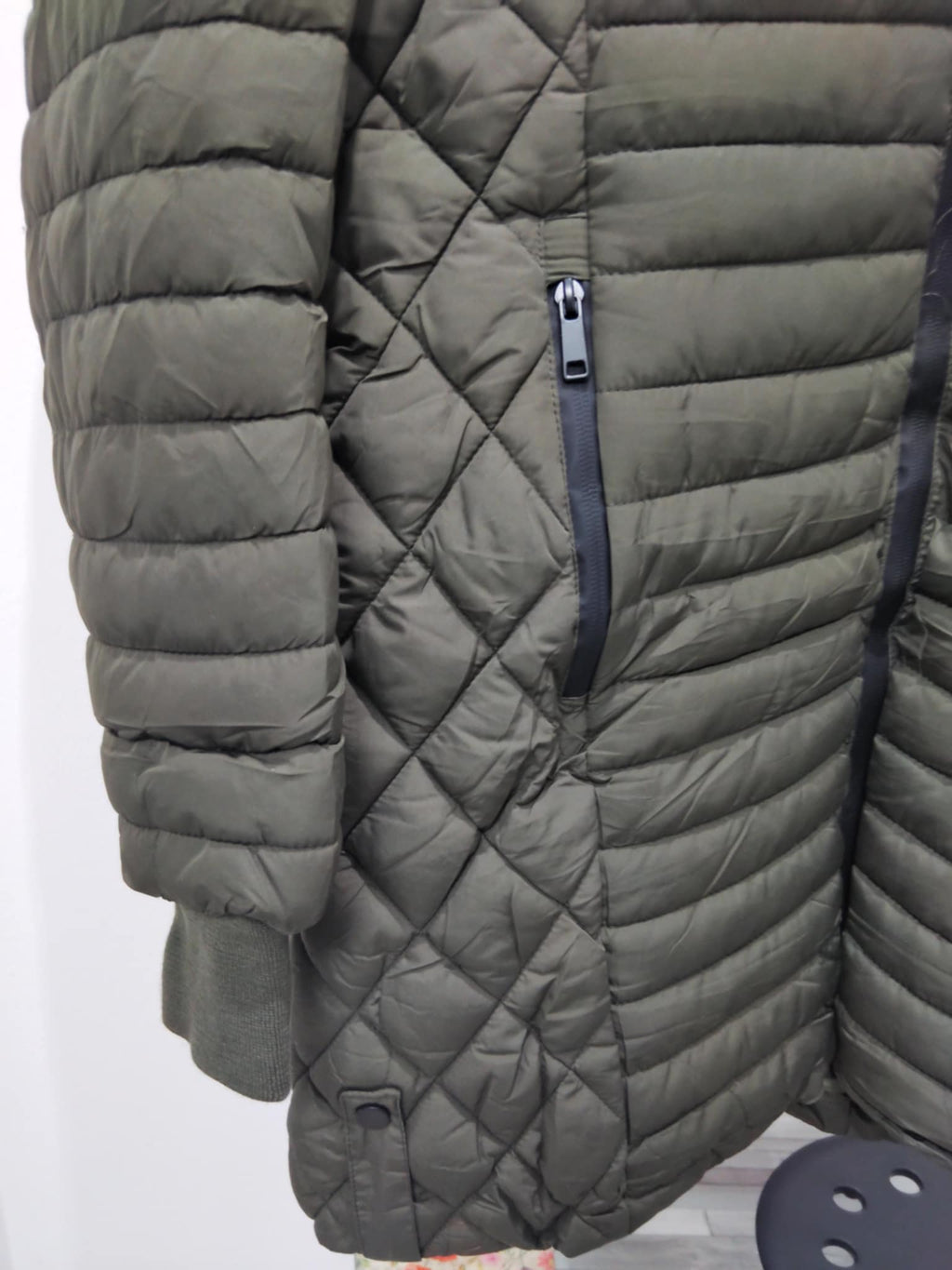 Khaki színű női steppelt átmeneti kabát – levehető kapucnival (S–2XL)