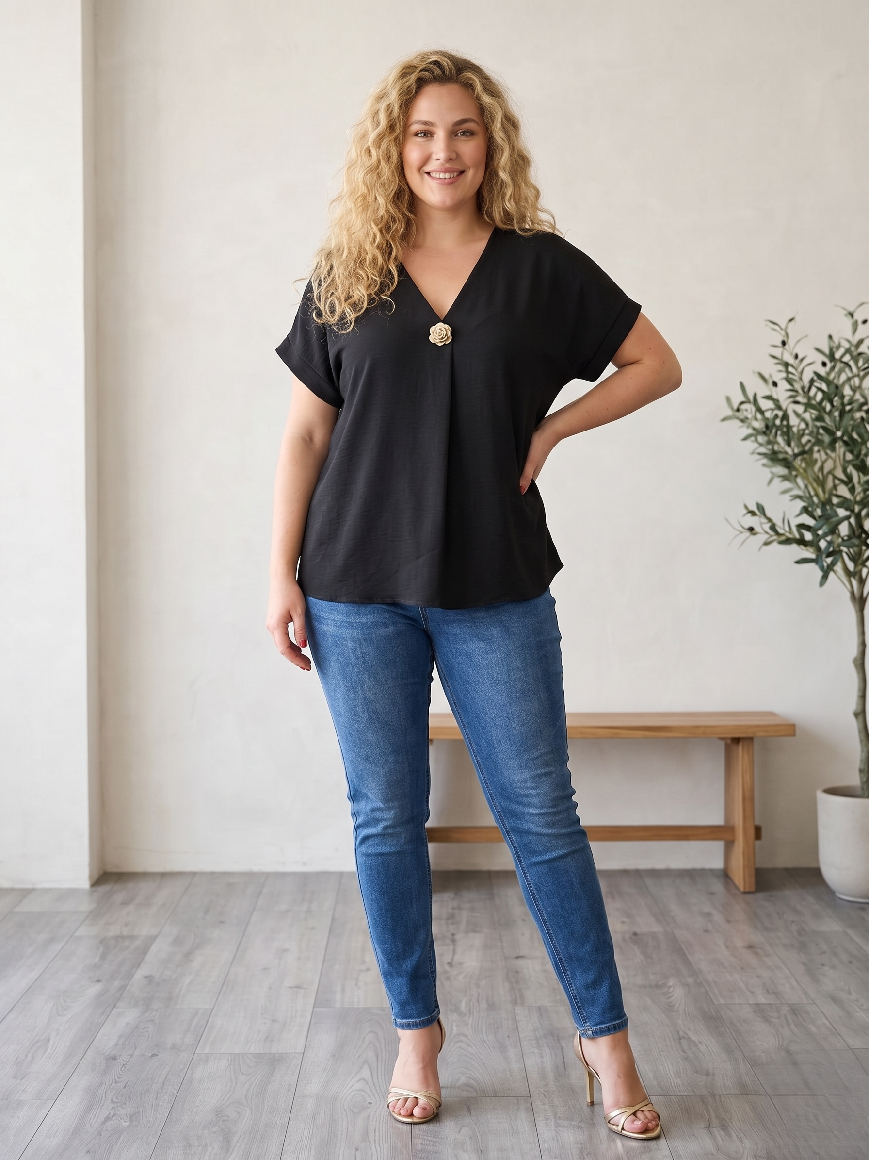 Női plus size V-nyakú nyári felső dísz kitűzővel- PLUS SIZE( L-3XL)