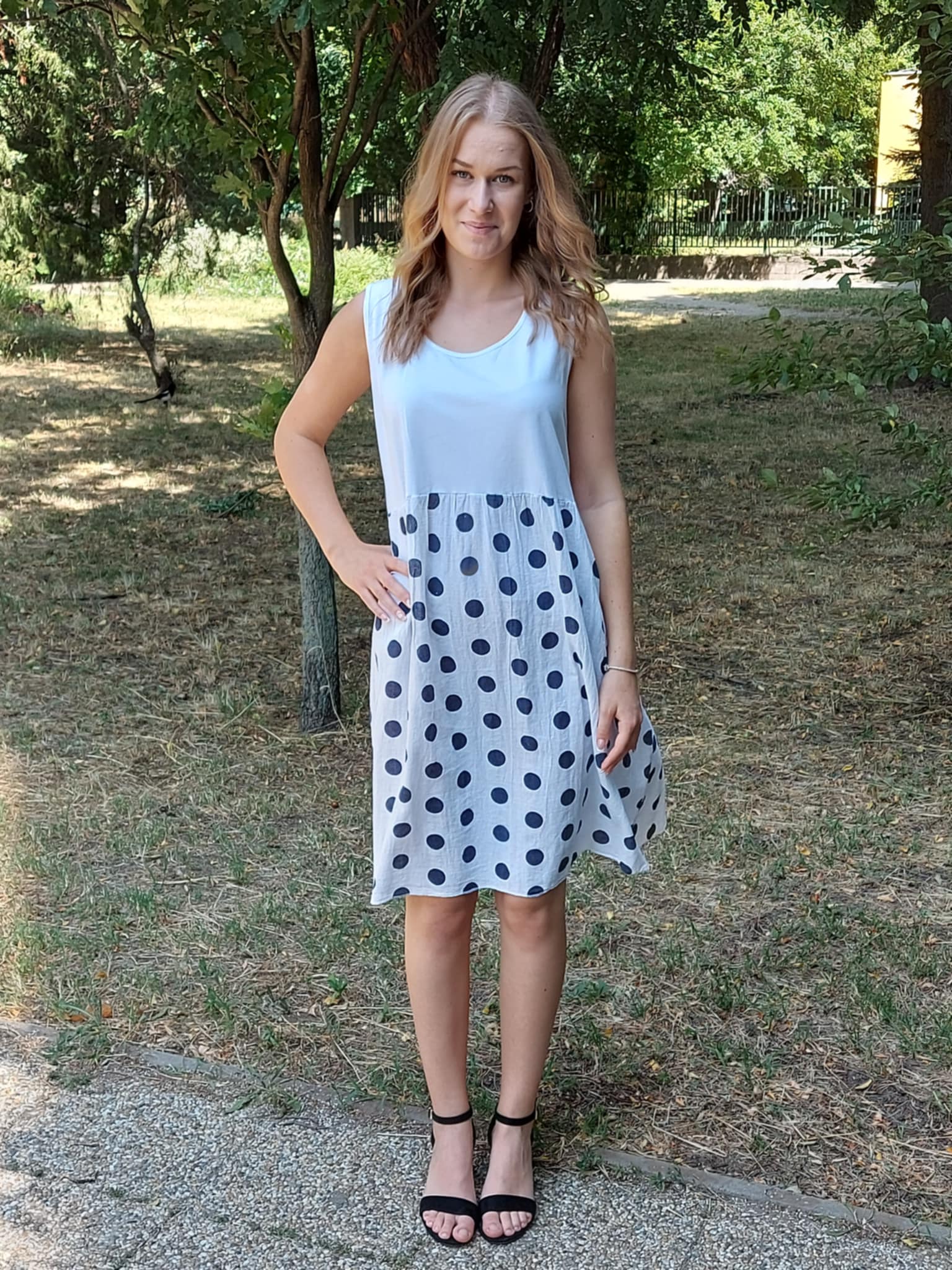 Ujjatlan pamut női ruha – pöttyös szoknyarésszel (M–2XL)