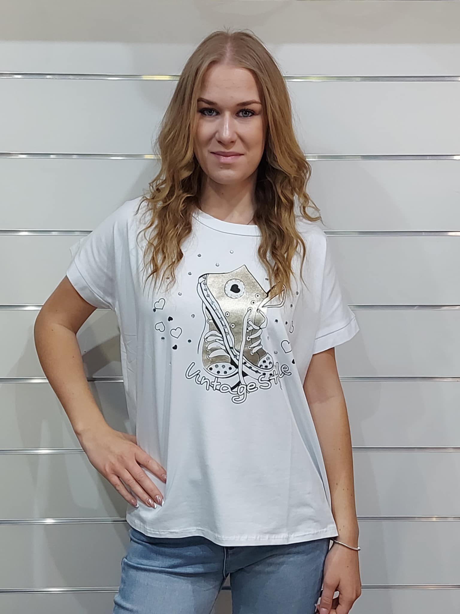 Női Plus Size Fésült Pamut Póló – Strasszköves Tornacipő Mintával( M-3XL)