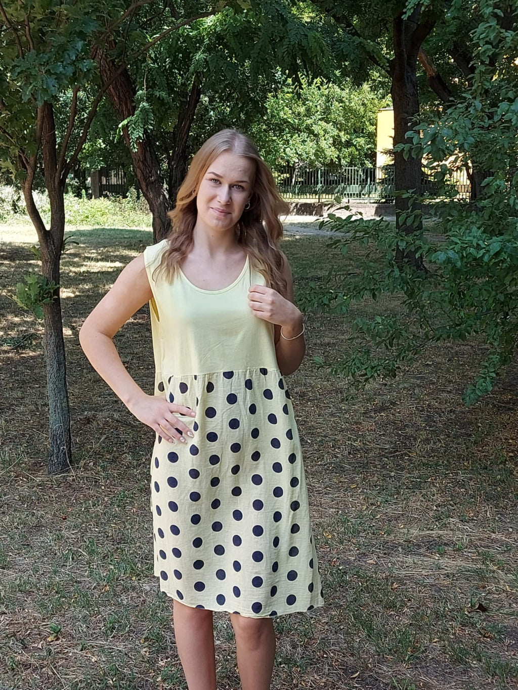 Ujjatlan pamut női ruha – pöttyös szoknyarésszel (M–2XL)