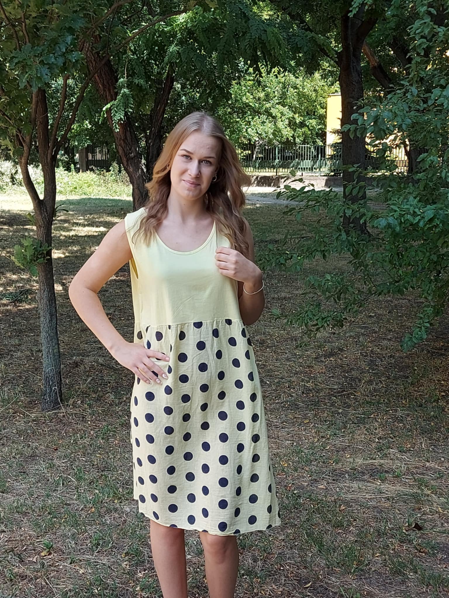Ujjatlan pamut női ruha – pöttyös szoknyarésszel (M–2XL)