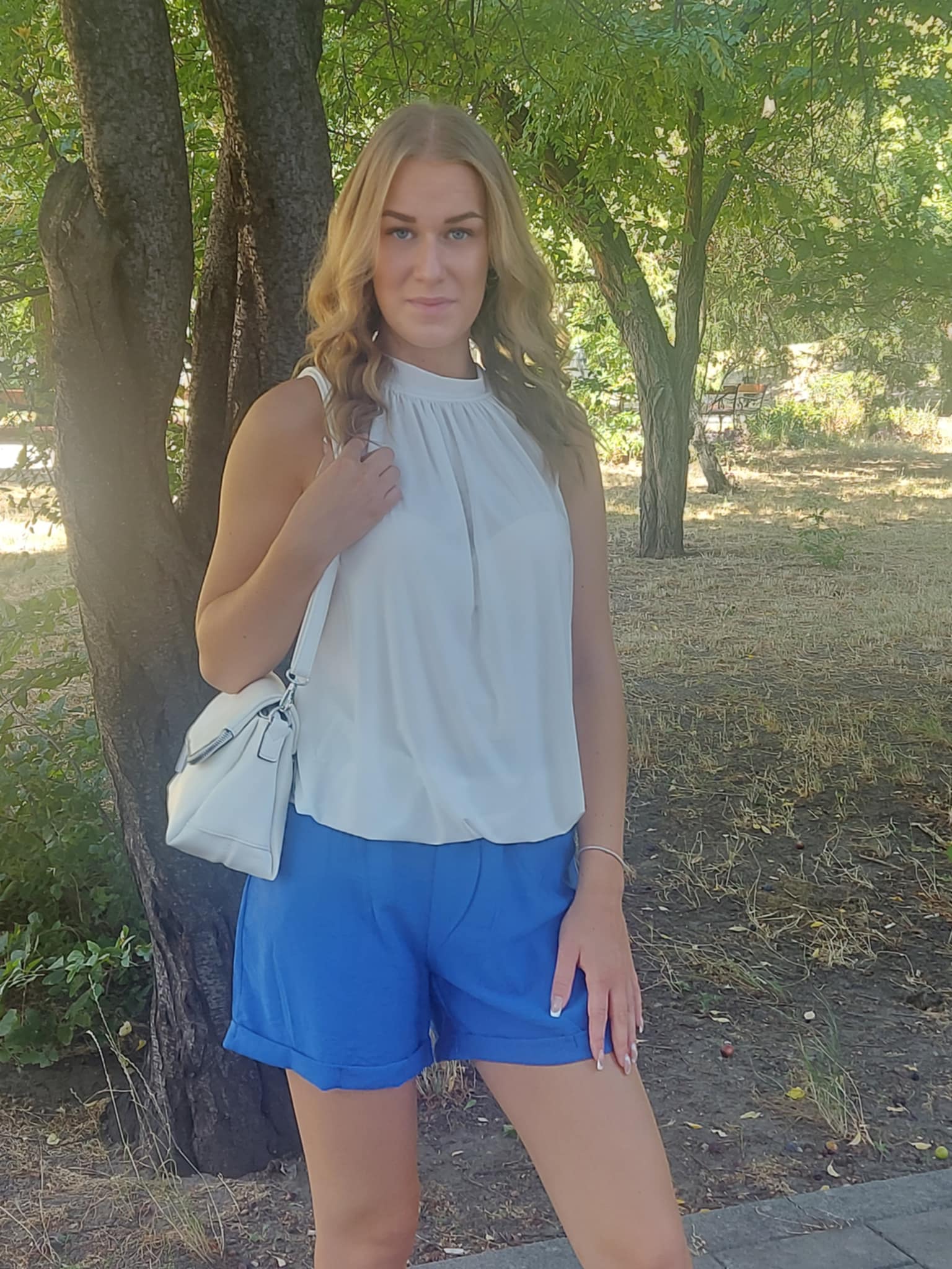 Női egyszínű rövidnadrág ajándék övvel ( S-XL)