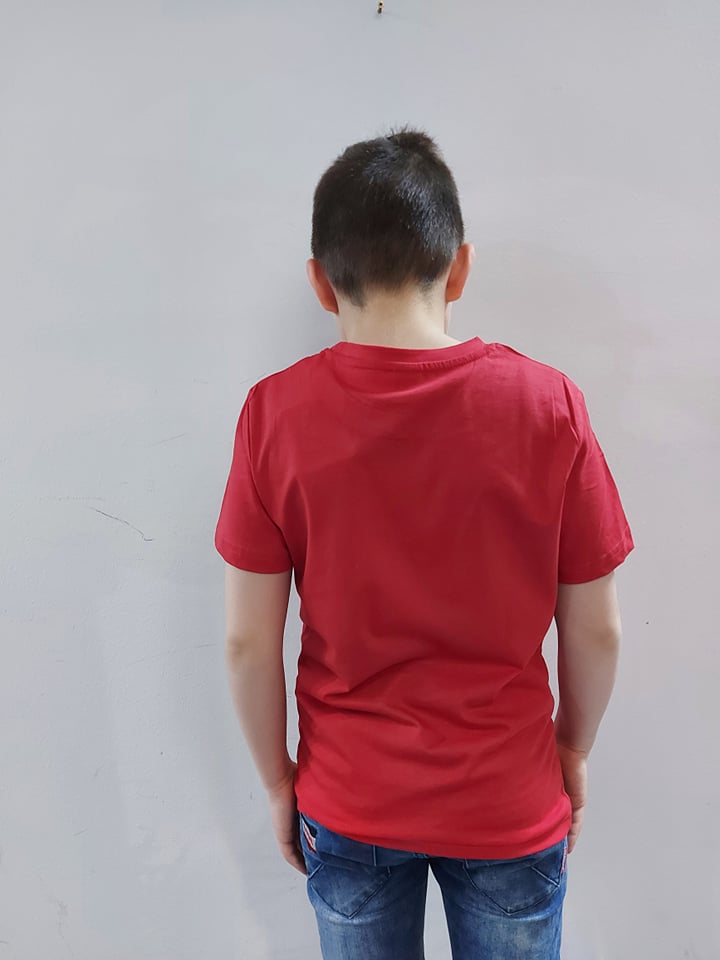Fiú piros póló, nyomott mintával