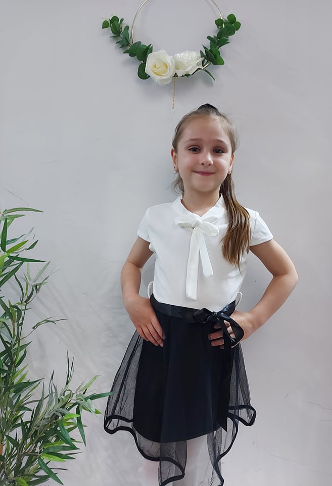 Lányka ünneplő ruha, megkötős nyakkal
